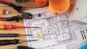 Levantamento técnico para Projeto AsBuilt Elétrico: a verdade da instalação começa na bancada com ferramentas e plantas atualizadas conforme executado.