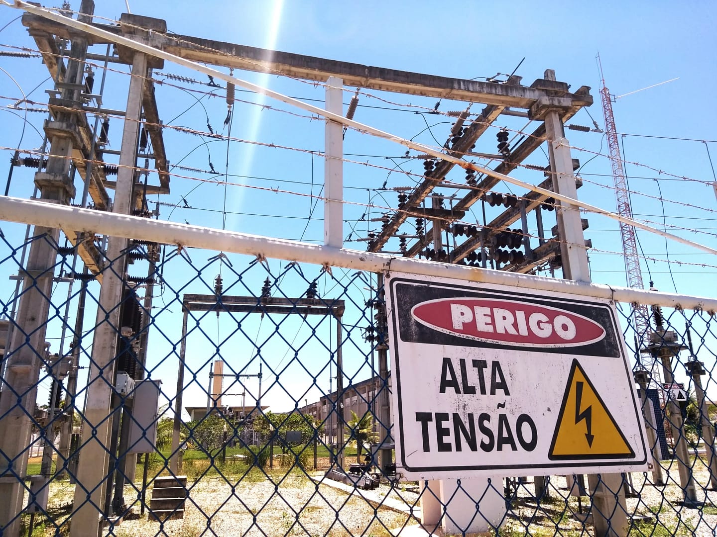  Alta tensão exige respeito. Um erro aqui não dá segunda chance.