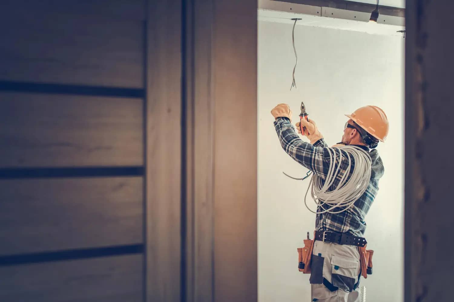 Atividade em instalação predial eletricista executa conexão segura com uso de EPI, seguindo práticas de segurança exigidas pela NR 10.