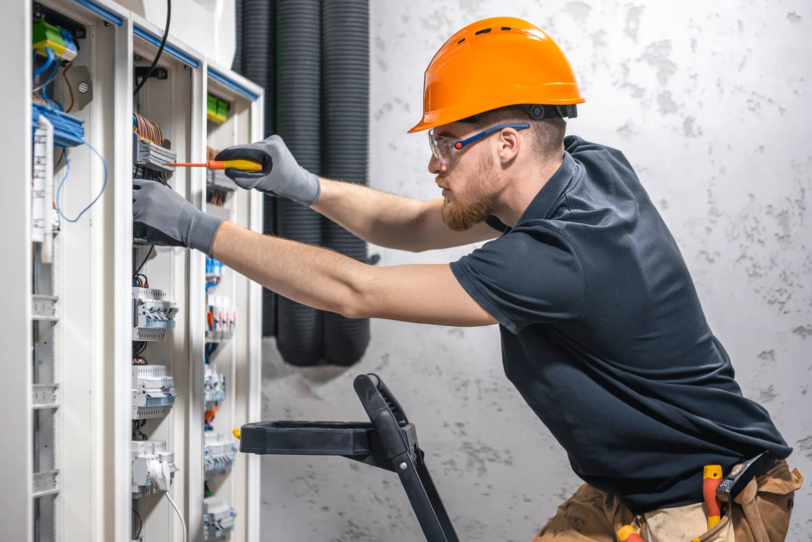 Manutenção em painel elétrico com uso de EPI e ferramentas isoladas. A prática segura é resultado de capacitação qualificada.