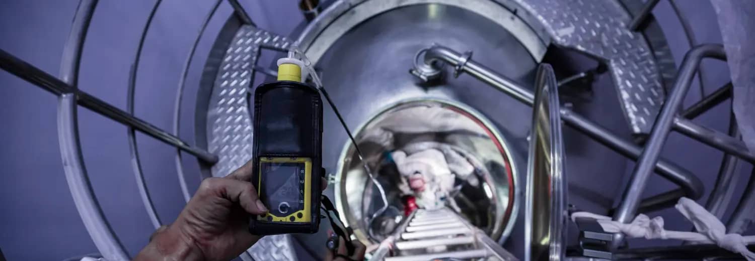 Monitoramento contínuo de gases antes e durante a permanência no espaço confinado.