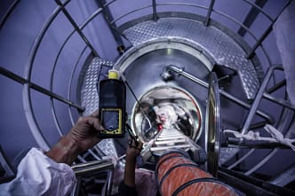 Monitoramento contínuo de gases antes e durante a permanência no espaço confinado.