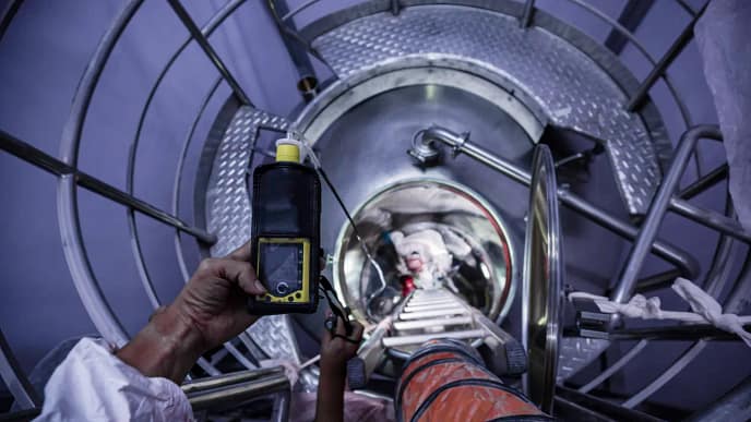 Monitoramento contínuo de gases antes e durante a permanência no espaço confinado.