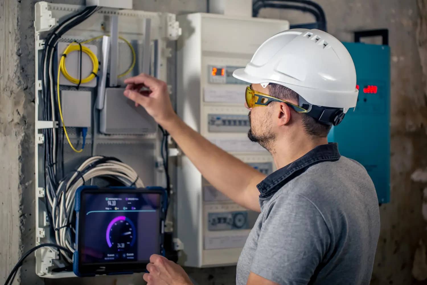 Diagnóstico em tempo real com segurança profissional realiza inspeção elétrica utilizando instrumentos digitais e EPI conforme NR 10.