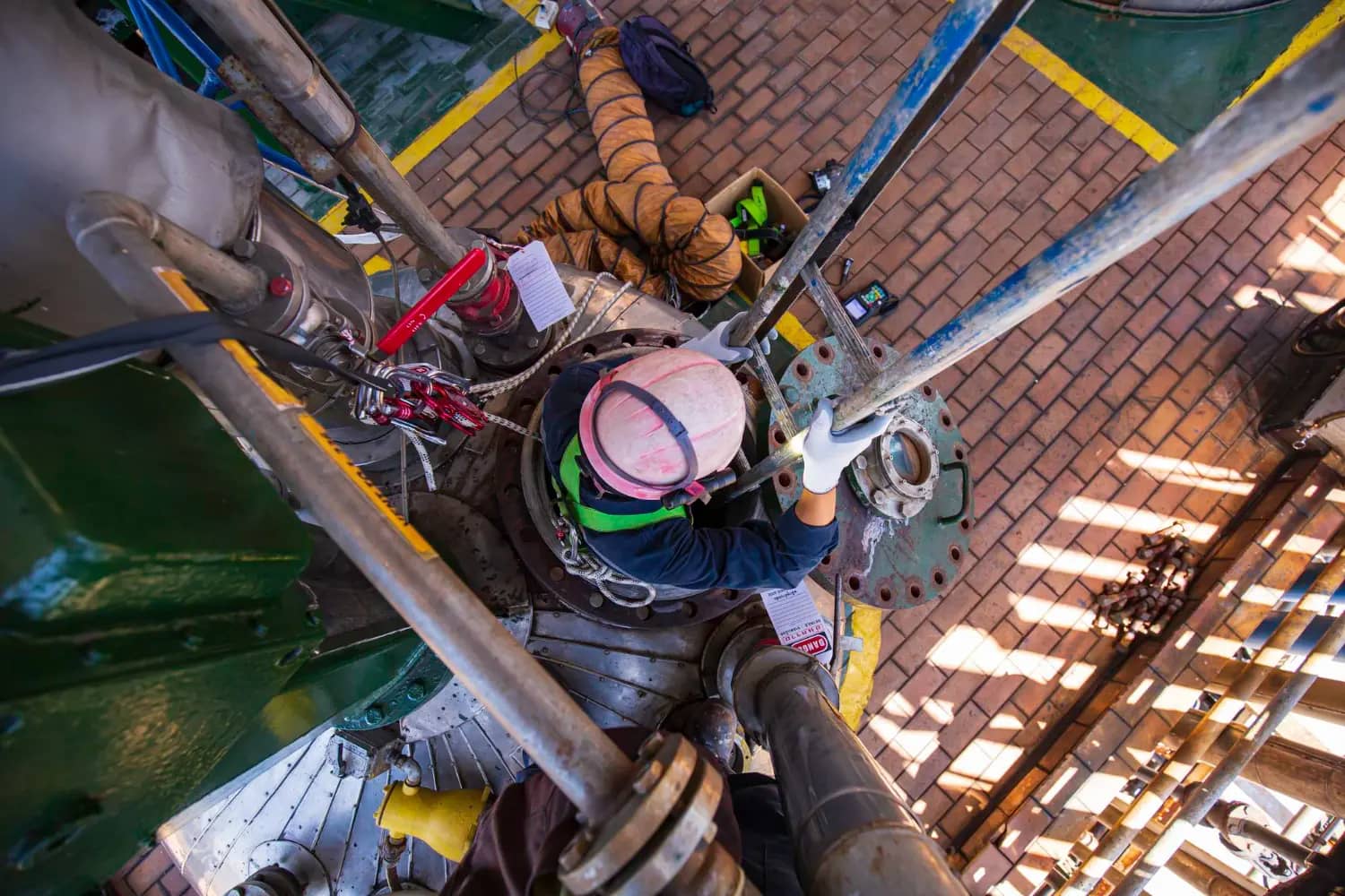 Trabalhador autorizado com linha de vida e ventilação forçada em operação. - Curso NR 33 Norueguês.