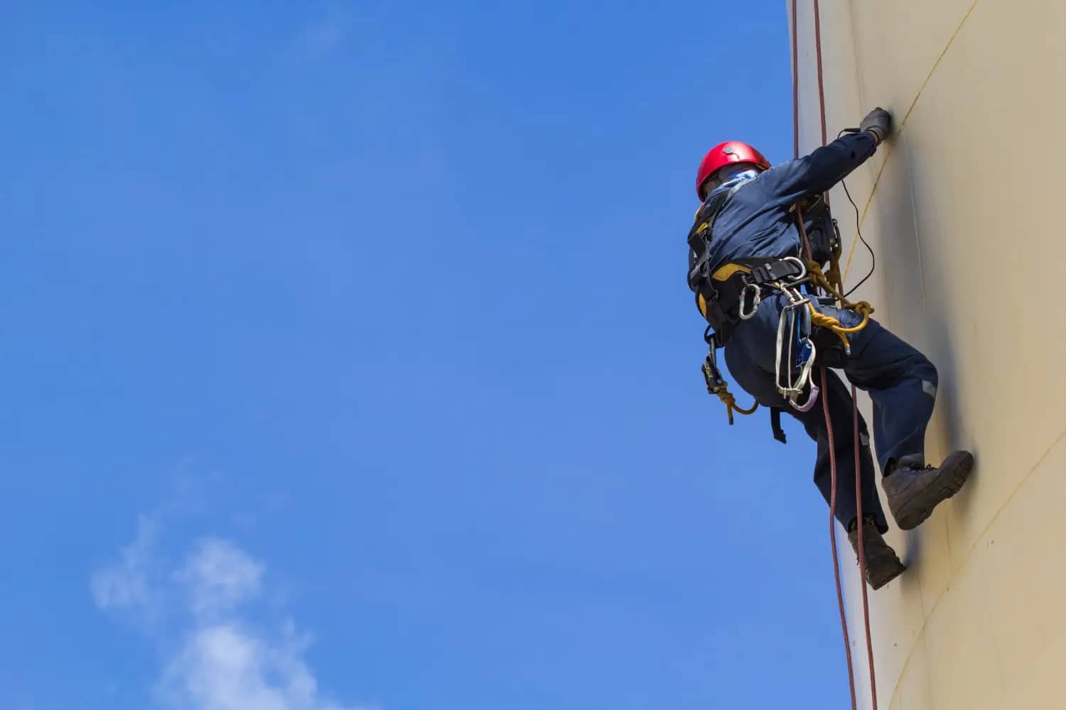 Ascensão vertical com trava-quedas e cinturão tipo paraquedista. Técnica correta salva vidas.