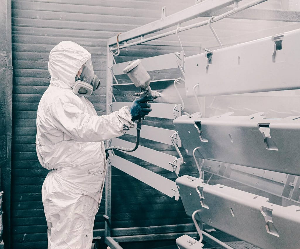 Processo de pintura eletrostática com tinta em pó. Presença de neblina evidencia necessidade de análise da eficiência dos filtros e do sistema de exaustão. EPI em uso adequado. Cabine atende parcialmente aos requisitos de contenção de particulados. - Laudo Cabine Pintura.