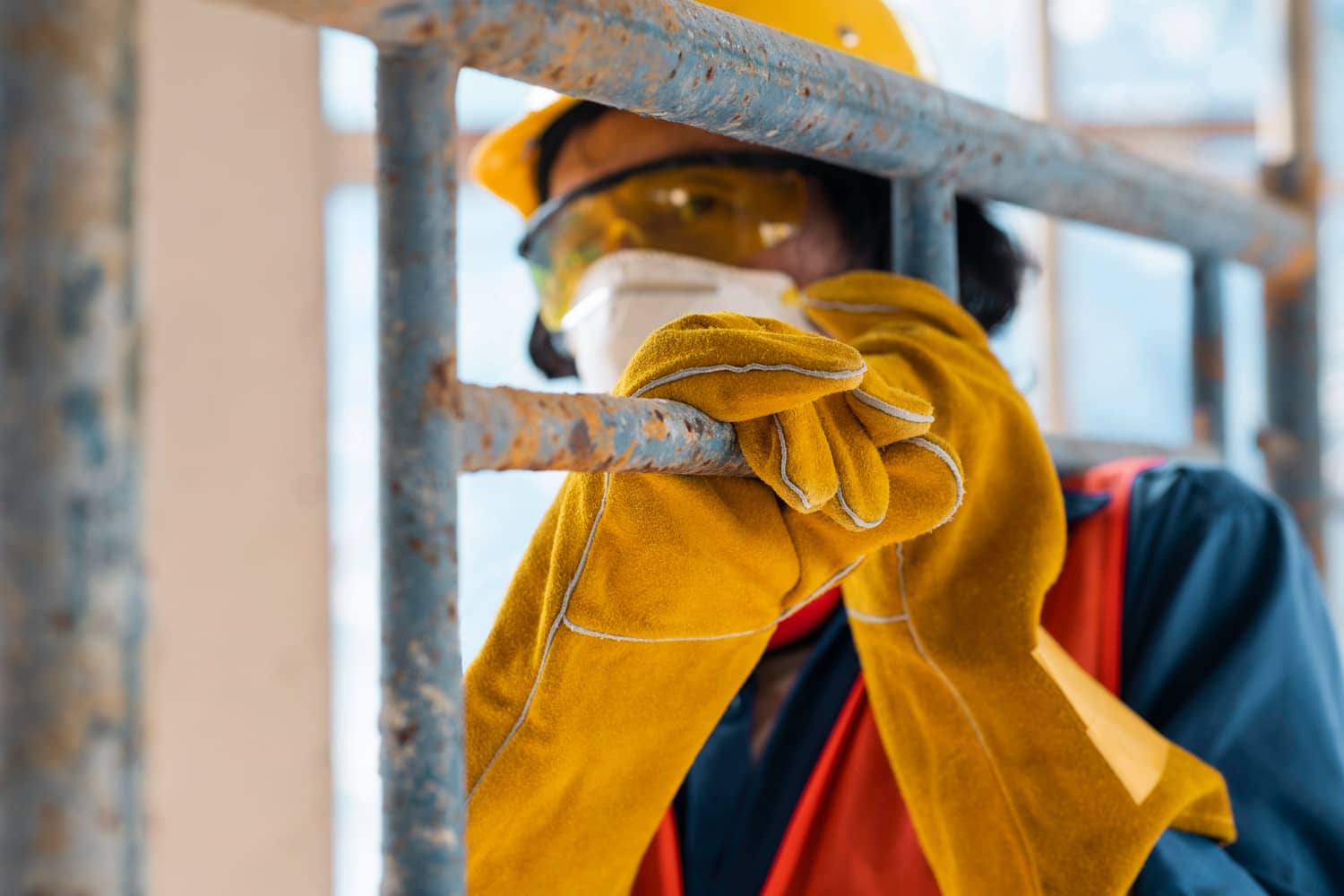 Trabalhador equipado com EPIs em atividade, segurança aplicada na prática.- Curso NR 06 em Mandarim.