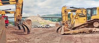 Máquinas de terraplenagem exigem capacitação, análise de risco e aplicação integrada da NR 12, NR 11 e NR 18. Proteção e produtividade caminham juntas.