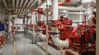 Os órgãos reguladores, como o Corpo de Bombeiros, exigem esse laudo, tornando-o essencial para obter e renovar o Auto de Vistoria do Corpo de Bombeiros (AVCB). Além disso, sem essa avaliação, há o risco de o sistema falhar no momento mais crítico, comprometendo a segurança das pessoas e a integridade do patrimônio.