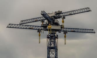 Estrutura composta por múltiplos braços de grua torre interligados