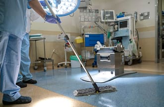 Auditoria Limpeza Clínica Hospitalar é um processo essencial para garantir a qualidade e a segurança dos serviços de higienização em ambientes de saúde. Esse procedimento avalia se as práticas de limpeza e desinfecção estão sendo executadas corretamente, de acordo com normas técnicas e regulamentações sanitárias, minimizando os riscos de infecções hospitalares.