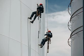 Execução de trabalho em altura com acesso por corda: técnica que exige capacitação específica, EPIs certificados e plano de resgate validado conforme NR 35.