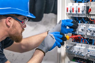 Manutenção segura começa com a seleção correta de ferramentas isoladas e a adoção de práticas recomendadas pela NFPA 70E para controle do risco de arco elétrico. - Curso NFPA 70E.