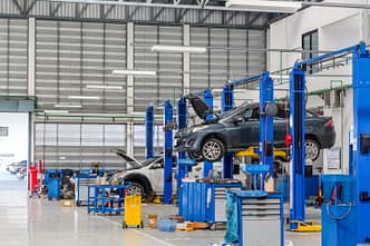 Oficina equipada com elevadores automotivos em operação simultânea