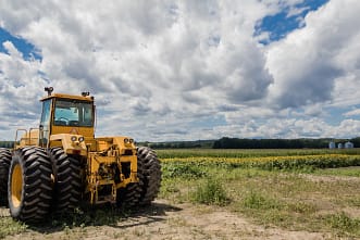 O objetivo do Curso Capacitação Segurança na Operação de Máquinas Autopropelidas e Implementos NR 31 e NR 12 tem por objetivo estabelecer os preceitos a serem observados na organização e no ambiente de trabalho rural, de forma a tornar compatível o planejamento e o desenvolvimento das atividades do setor com a prevenção de acidentes e doenças relacionadas ao trabalho rural.