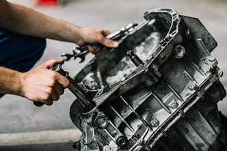Manutenção de transmissão: Ajuste e inspeção da carcaça da transmissão para garantir a eficiência da transferência de torque.