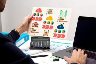 O objetivo do curso da ferramenta Task é capacitar os participantes a utilizarem a plataforma de forma eficiente para organizar tarefas, gerenciar projetos e colaborar com equipes. O treinamento busca desenvolver habilidades práticas que ajudem a otimizar o tempo e aumentar a produtividade, ao mesmo tempo em que ensina a explorar todas as funcionalidades da ferramenta, desde as básicas até as mais avançadas, como automações e relatórios. Além disso, o curso promove a aplicação de boas práticas de organização e gestão, com foco em resultados, garantindo que os participantes estejam aptos a integrar a ferramenta em seu dia a dia profissional e pessoal.