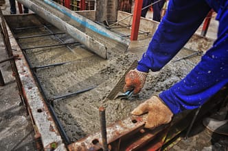 Homem realizando concretagem em uma obra - Laudo Agregados em Concreto