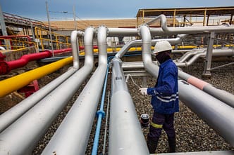 Trabalhador realiza a inspeção e manutenção de tubulações PRFV em uma instalação industrial. O revestimento e a proteção das tubulações são essenciais para garantir eficiência e segurança no transporte de fluidos.