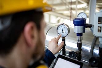 Auditoria Vasos Sob Pressão visa garantir que esses equipamentos atendam aos requisitos técnicos e de segurança estabelecidos por normas regulamentadoras, como a NR-13. Ao realizar uma avaliação rigorosa de sua integridade e conformidade, a auditoria não só previne acidentes graves, mas também contribui para a longevidade e eficiência desses equipamentos. Essa prática se torna essencial para assegurar que os vasos sob pressão estejam operando de maneira segura, eficiente e dentro dos padrões exigidos pela legislação, minimizando riscos para a saúde dos trabalhadores e a segurança da planta industrial.