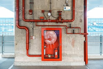 A resposta rápida a emergências exige sistemas fixos de supressão por gases, reduzindo riscos e garantindo a segurança operacional!