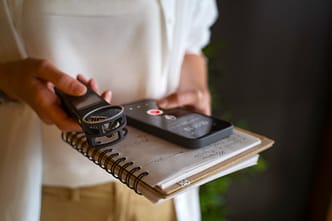 Registro técnico de campo: coleta de dados acústicos com equipamento portátil e anotações de medições conforme a NBR 3382-1.