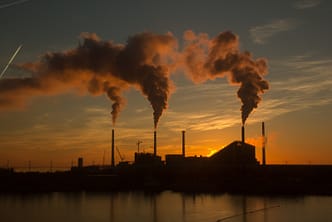 Analise os impactos ambientais e os requisitos normativos relacionados à emissão de poluentes atmosféricos visíveis