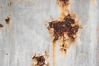Superfície metálica enferrujada com pintura descascada. - Laudo Espessura Tinta Seca