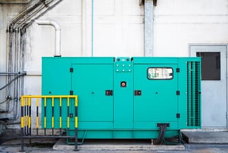 Os geradores são equipamentos que têm a função de produzir energia elétrica a partir de uma fonte de energia primária, como combustível (diesel, gasolina, gás) ou fontes renováveis (como solar ou eólica). Eles são essenciais em diversas situações, principalmente quando há necessidade de fornecer energia de maneira independente ou em casos de falha na rede elétrica principal. Vamos detalhar melhor a sua utilidade.