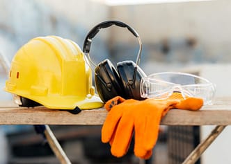 Conjunto de EPIs composto por capacete, óculos de proteção, protetor auricular e luvas. Esses itens são indispensáveis para garantir a segurança individual em atividades de risco. - Curso NR6 EPC EPI