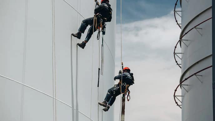 Execução de trabalho em altura com acesso por corda: técnica que exige capacitação específica, EPIs certificados e plano de resgate validado conforme NR 35.