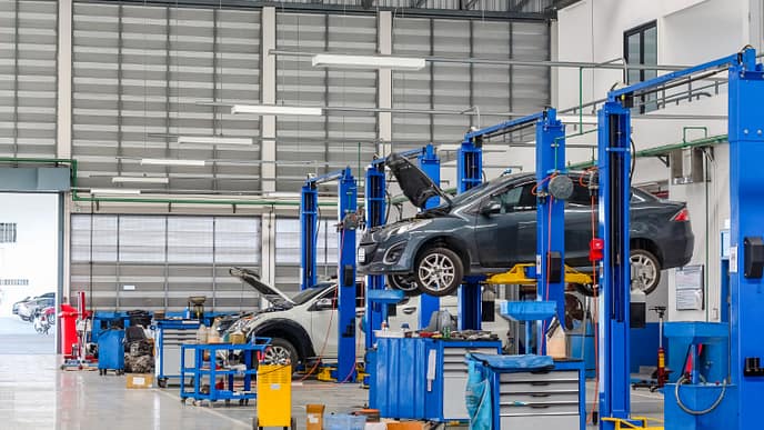 Oficina equipada com elevadores automotivos em operação simultânea