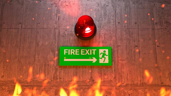 Indicador de rota de fuga com luz estroboscópica vermelha ativada, sinalizando situação de emergência . Essencial para evacuação segura e rápida.