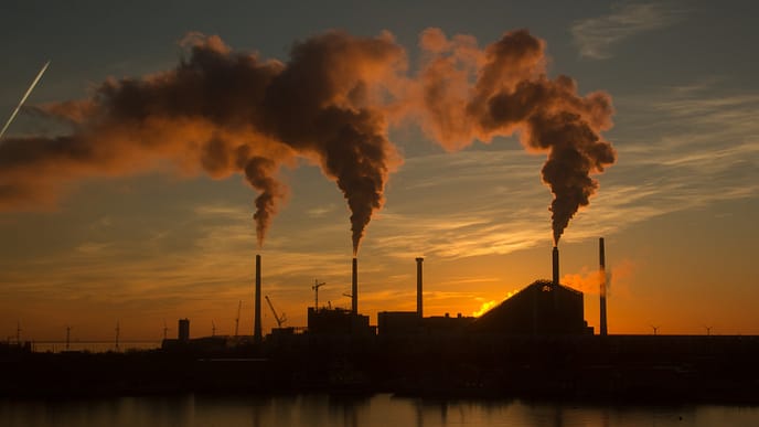 Analise os impactos ambientais e os requisitos normativos relacionados à emissão de poluentes atmosféricos visíveis