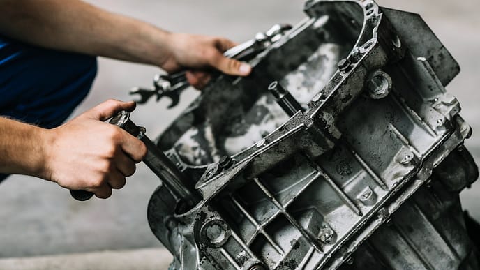 Manutenção de transmissão: Ajuste e inspeção da carcaça da transmissão para garantir a eficiência da transferência de torque.