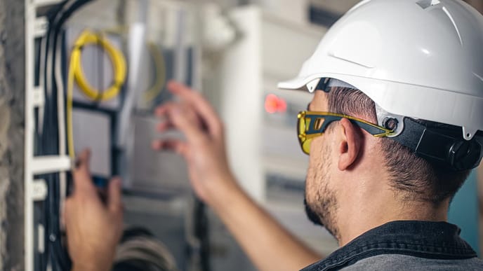Gestão de Manutenção Elétrica – A inspeção e manutenção de painéis elétricos são fundamentais para a segurança e funcionamento contínuo das instalações prediais, prevenindo falhas e reduzindo riscos elétricos. - Curso Operação Manutenções Prediais.