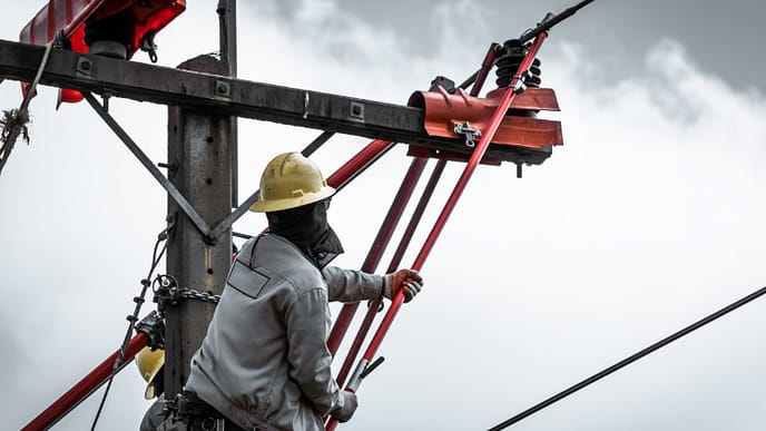 Procedimentos de seccionamento e recomposição de circuitos em redes de alta tensão (AT). Técnicas de isolamento e aterramento aplicadas para garantir a proteção contra descargas e arco elétrico.