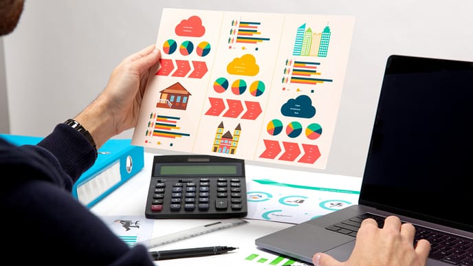 O objetivo do curso da ferramenta Task é capacitar os participantes a utilizarem a plataforma de forma eficiente para organizar tarefas, gerenciar projetos e colaborar com equipes. O treinamento busca desenvolver habilidades práticas que ajudem a otimizar o tempo e aumentar a produtividade, ao mesmo tempo em que ensina a explorar todas as funcionalidades da ferramenta, desde as básicas até as mais avançadas, como automações e relatórios. Além disso, o curso promove a aplicação de boas práticas de organização e gestão, com foco em resultados, garantindo que os participantes estejam aptos a integrar a ferramenta em seu dia a dia profissional e pessoal.