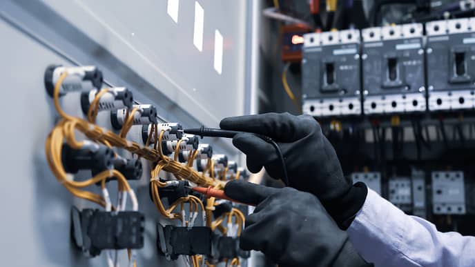 Treinamento e capacitação: NR 10 na prática! Somente profissionais qualificados podem intervir em instalações elétricas conforme a norma. - Curso NR 10.