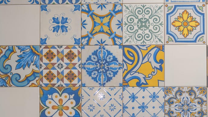 Parede em material de cerâmica decorativa estilo mosaico - Laudo de Materiais Cerâmicos