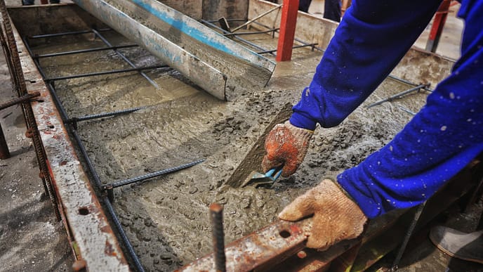 Homem realizando concretagem em uma obra - Laudo Agregados em Concreto