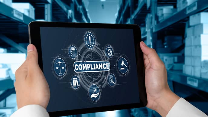 Aplicação de compliance no ambiente de estoquelogística, com destaque para monitoramento, controle e práticas seguras para o cumprimento de normas e procedimentos regulatórios.