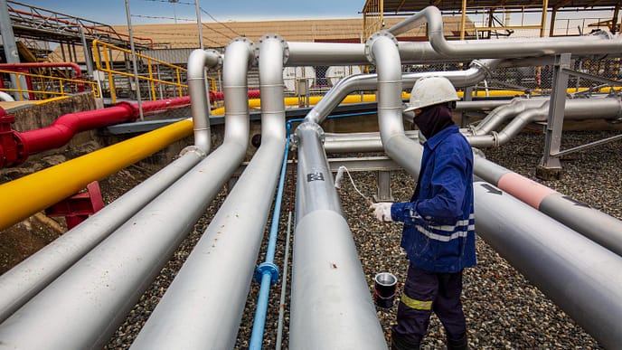 Trabalhador realiza a inspeção e manutenção de tubulações PRFV em uma instalação industrial. O revestimento e a proteção das tubulações são essenciais para garantir eficiência e segurança no transporte de fluidos.