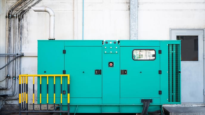 Os geradores são equipamentos que têm a função de produzir energia elétrica a partir de uma fonte de energia primária, como combustível (diesel, gasolina, gás) ou fontes renováveis (como solar ou eólica). Eles são essenciais em diversas situações, principalmente quando há necessidade de fornecer energia de maneira independente ou em casos de falha na rede elétrica principal. Vamos detalhar melhor a sua utilidade.