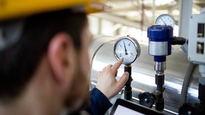 Auditoria Vasos Sob Pressão visa garantir que esses equipamentos atendam aos requisitos técnicos e de segurança estabelecidos por normas regulamentadoras, como a NR-13. Ao realizar uma avaliação rigorosa de sua integridade e conformidade, a auditoria não só previne acidentes graves, mas também contribui para a longevidade e eficiência desses equipamentos. Essa prática se torna essencial para assegurar que os vasos sob pressão estejam operando de maneira segura, eficiente e dentro dos padrões exigidos pela legislação, minimizando riscos para a saúde dos trabalhadores e a segurança da planta industrial.