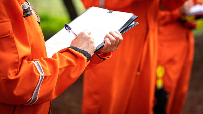 A Auditoria em Sistemas Contra Incêndios é um processo de análise detalhada que verifica a conformidade dos sistemas com as normas e regulamentos, bem como identifica possíveis falhas ou melhorias. Ademais, esse procedimento garante que os equipamentos, como extintores, sprinklers, alarmes e hidrantes, estejam em perfeitas condições de operação.