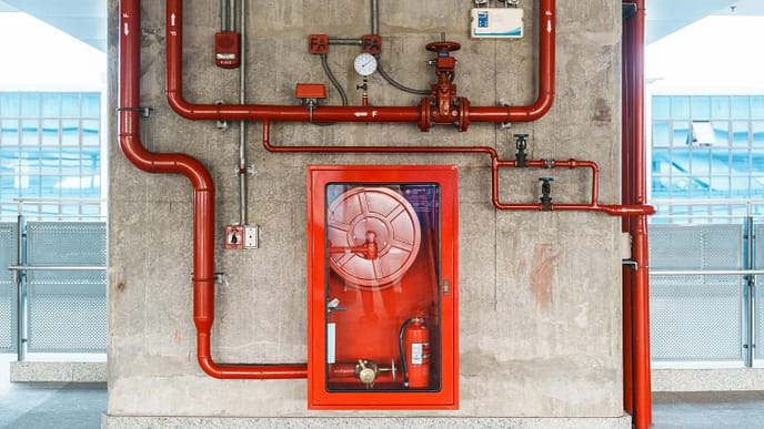 A resposta rápida a emergências exige sistemas fixos de supressão por gases, reduzindo riscos e garantindo a segurança operacional!