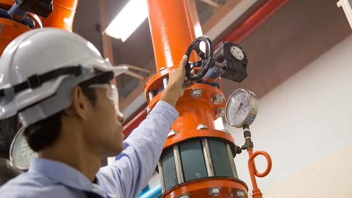 Ação de inspeção técnica em válvula de controle de pressão em sistema pressurizado. Etapa essencial para diagnóstico de compatibilidade de infraestrutura com ensaios hidrostáticos conforme NBR 13243.