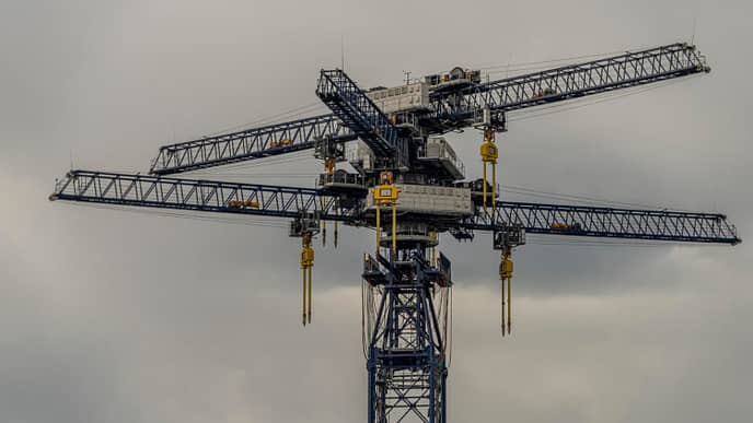Estrutura composta por múltiplos braços de grua torre interligados